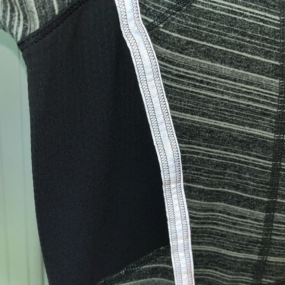 LULULEMON Athletica Half Zip-pullover Sweatshirt Reflective Stripes Size 6 Gray